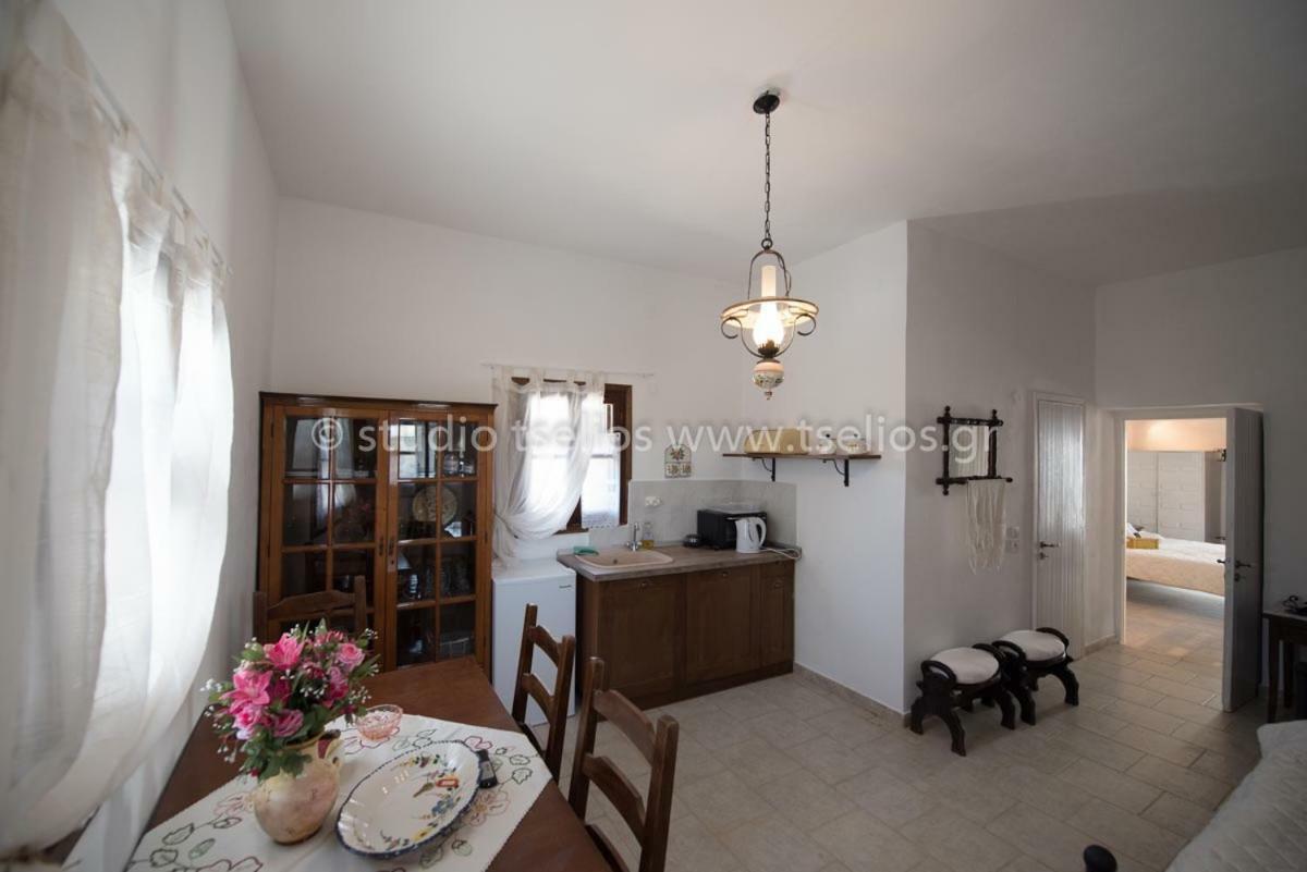 Charouda Stone Tower Apartment Pírgos Dhiroú Екстериор снимка